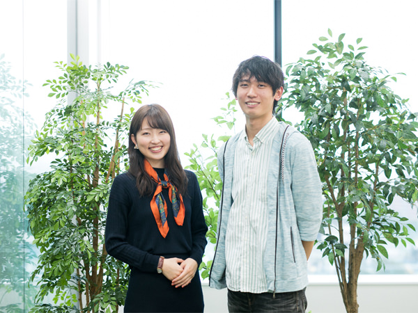 （左から）経営推進室コーポレートコミュニケーション部メディア課の大地瞳さん、末岡凌さん