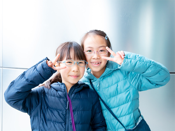 小学3年生の楓乃子（かのこ）ちゃん（右）と、小学1年生の柚衣子（ゆいこ）ちゃん（左）