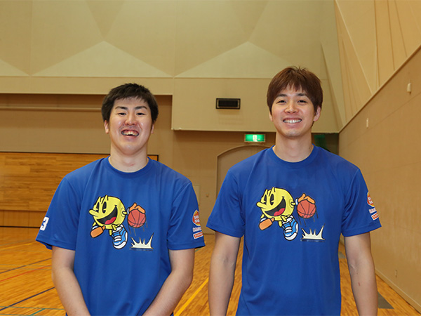 阿部諒選手（写真左）と坂田央選手