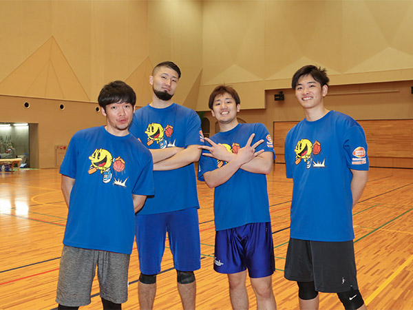 左から、安部潤選手、頓宮裕人選手、納見悠仁選手、大﨑翔太選手