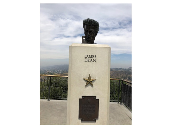 映画「理由なき反抗」の舞台になったグリフィス天文台に設置されたジェームズ・ディーンの胸像