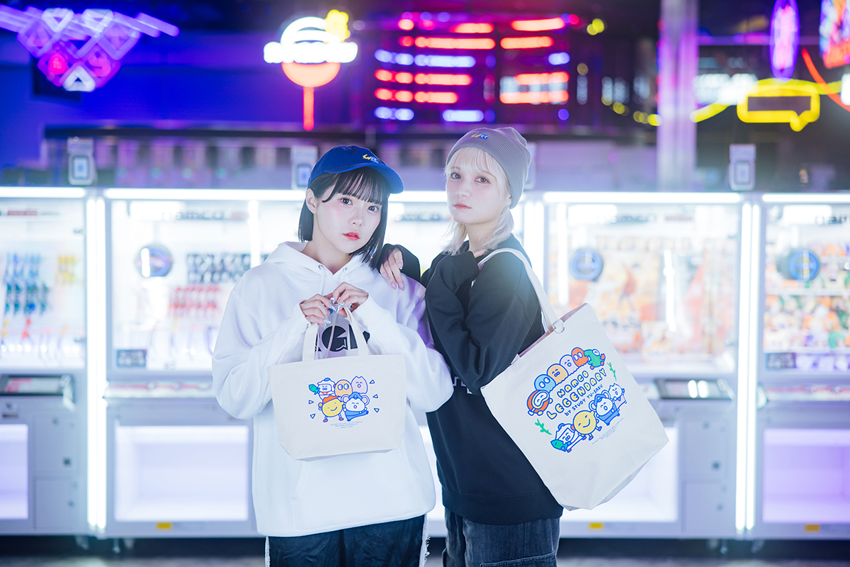 STUDY優作と「パックマン」コラボアイテムを持つ福山梨乃さん&宮野静さん