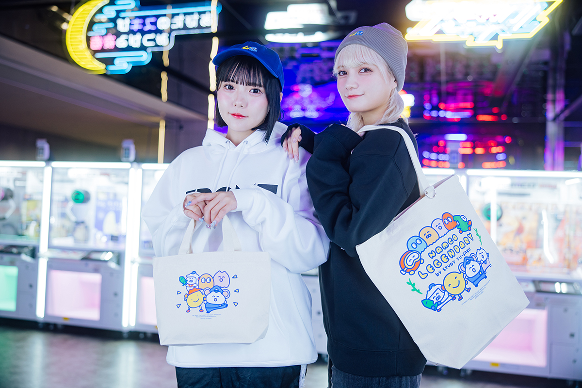 STUDY優作と「パックマン」コラボアイテムを持ち、笑顔の福山梨乃さん&宮野静さん