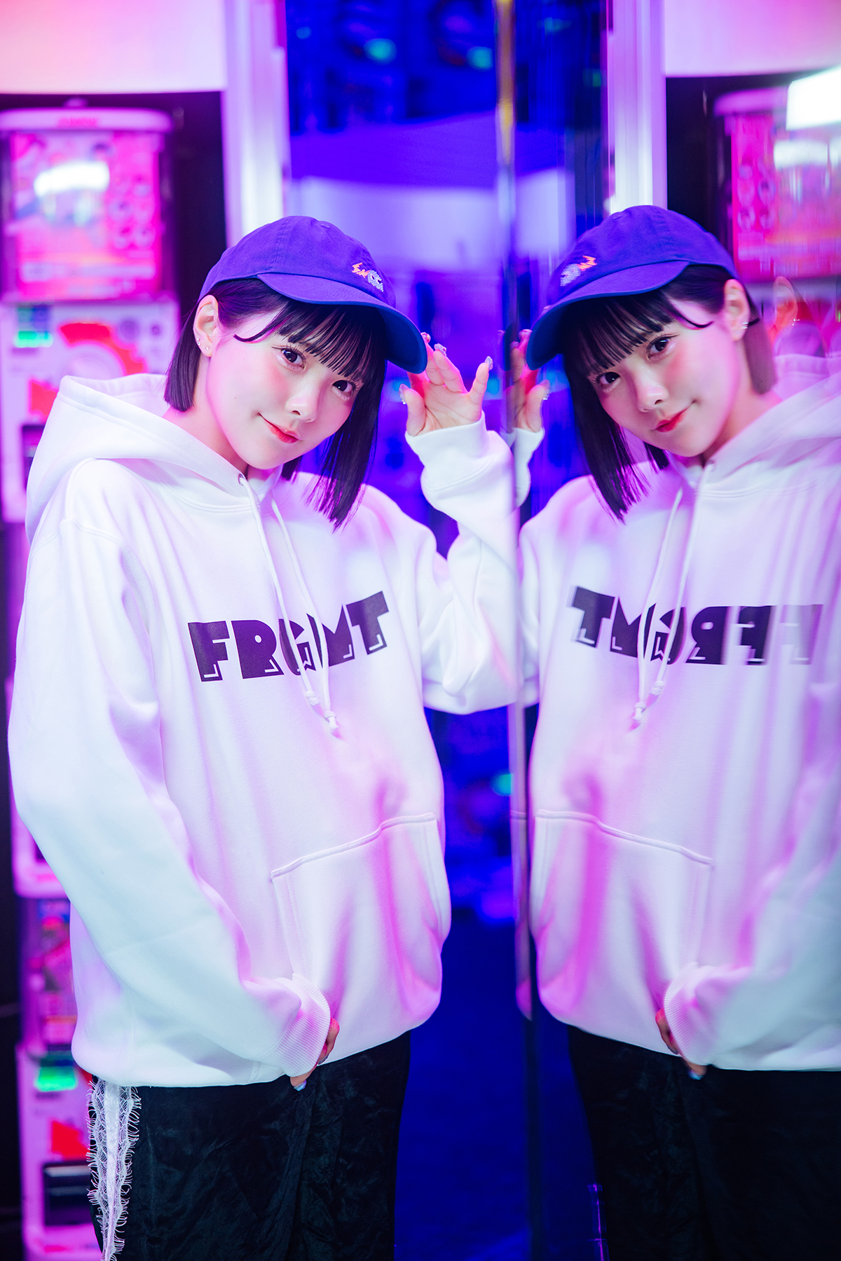 PAC-MAN GHOST FRGMT HOODIE(ホワイト・L)を着用し、ポーズを決める福山梨乃さん