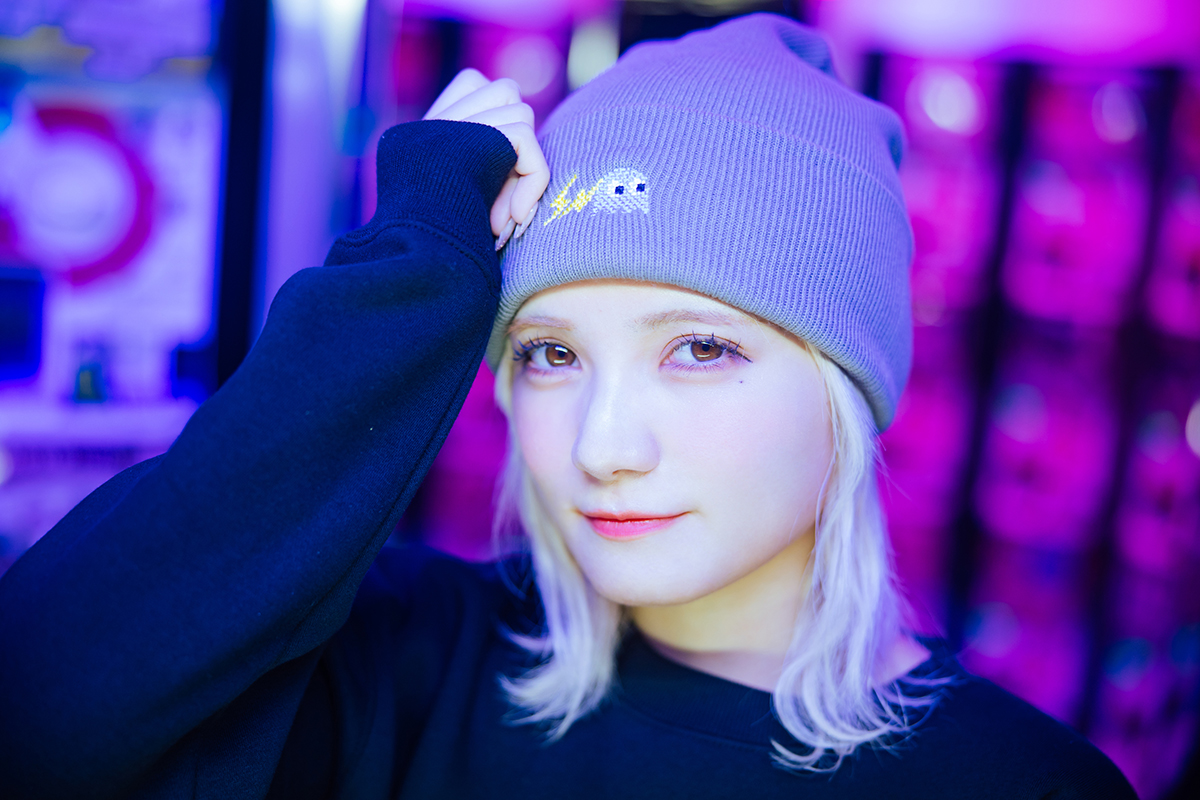 PAC-MAN GHOST FRGMT C/N SWEAT SHIRTS(ブラック・L)を着用しポーズを決める宮野静さん