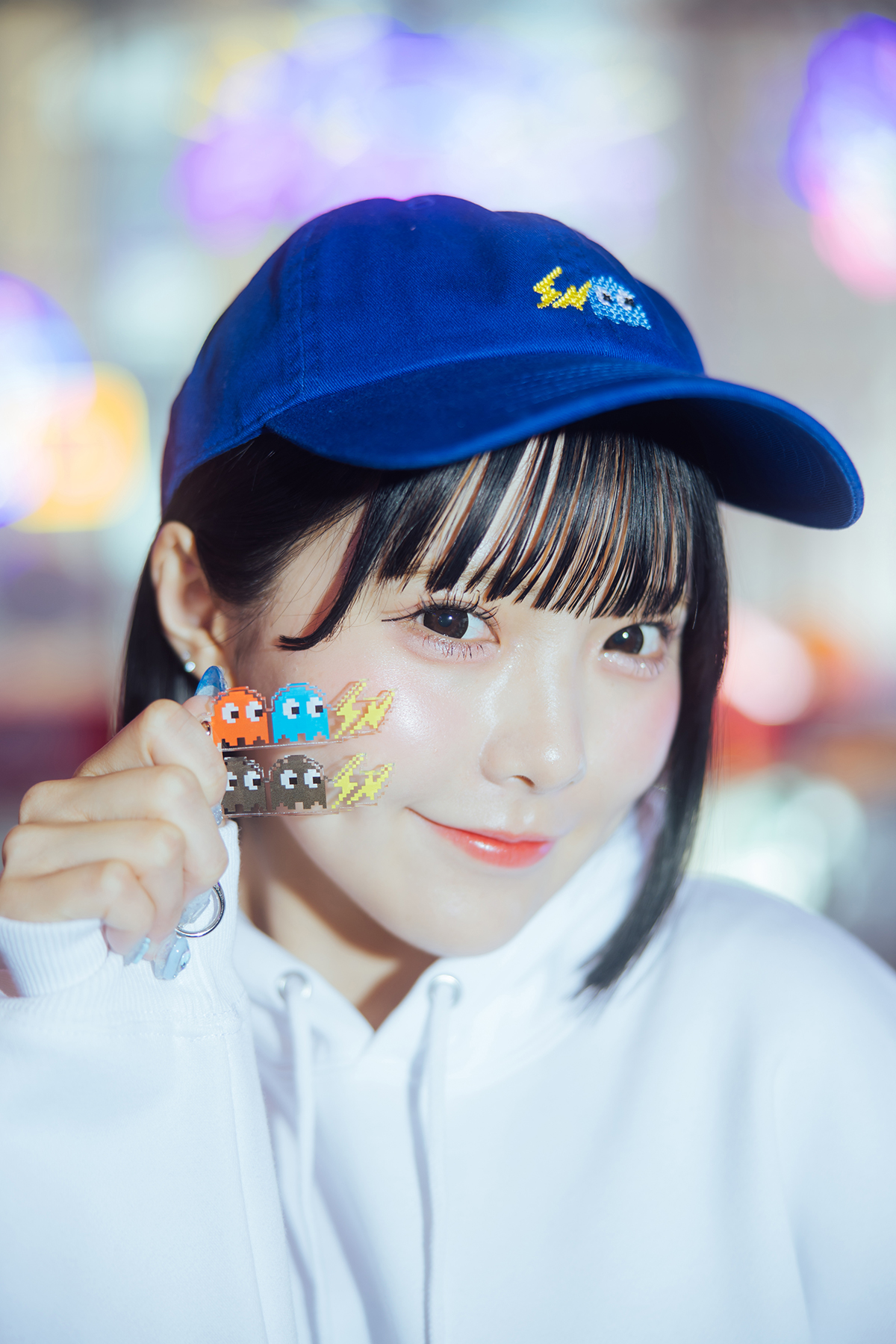 FRAGMENT PAC-MAN GHOSTアクリルキーホルダーA/Bを持つ福山梨乃さん