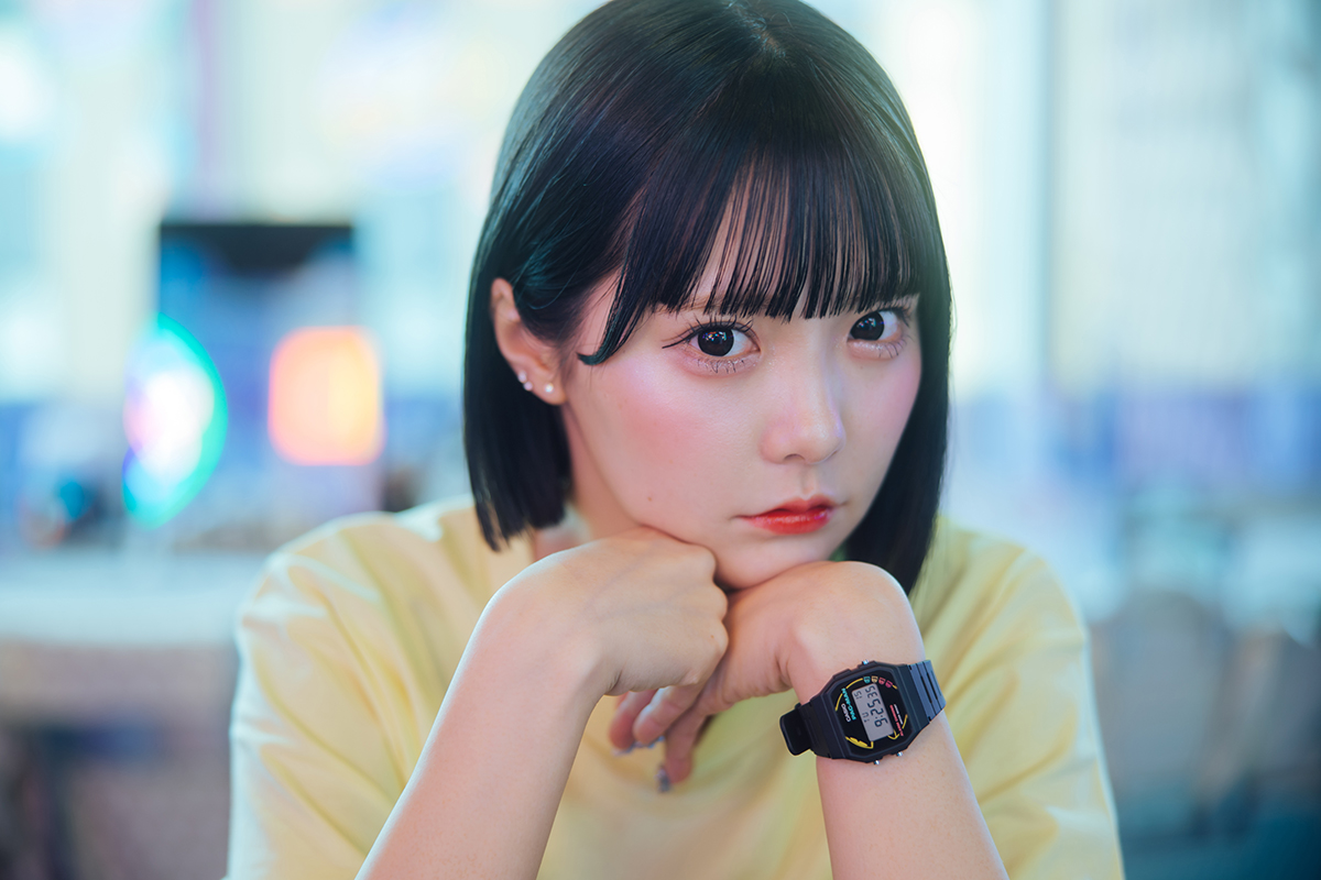 F-91WPC-1AJRを身に着けてポーズをとる福山梨乃さん