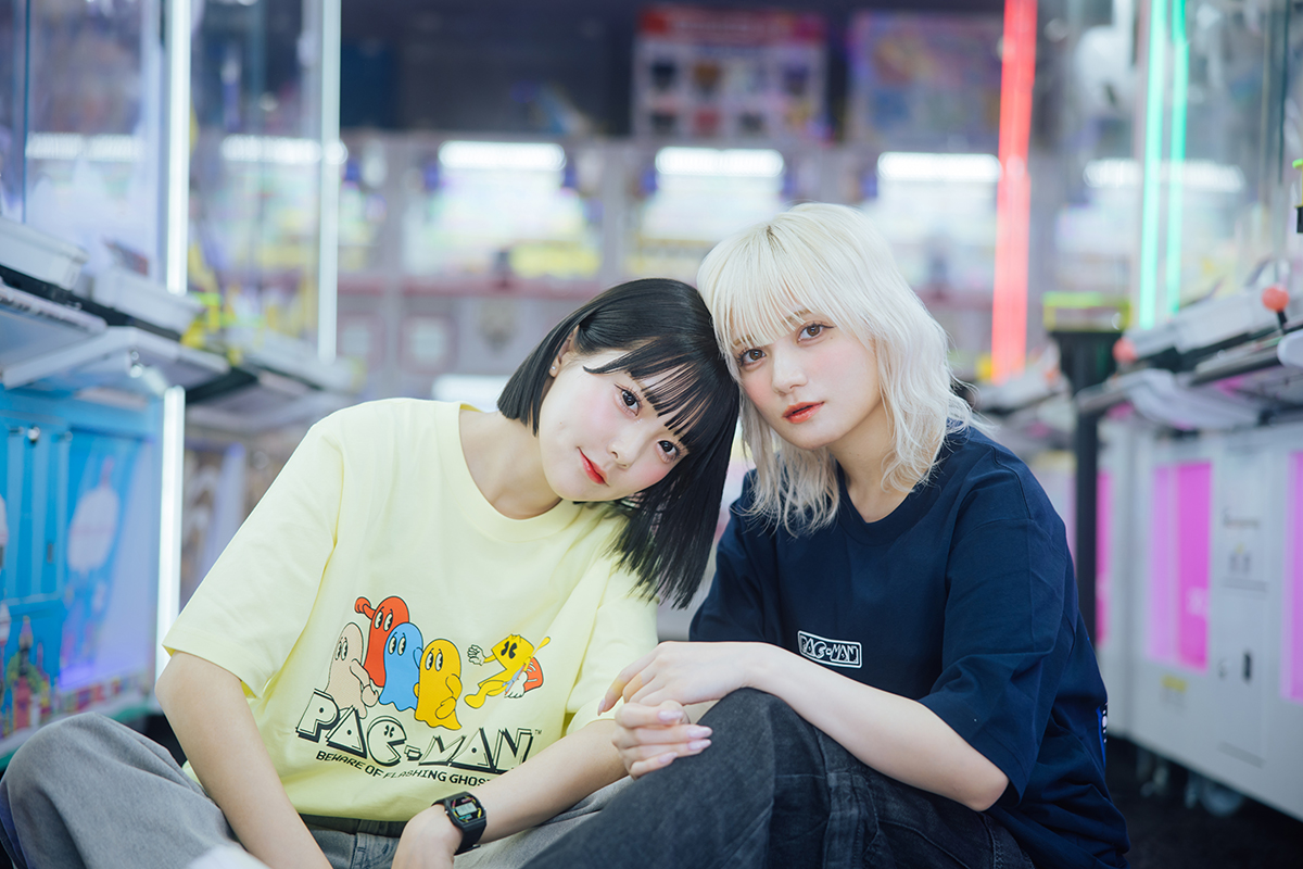 グラフィックT OMIYAGE(69 NAVY・L) の背面を見せる宮野静さんと福山梨乃さん