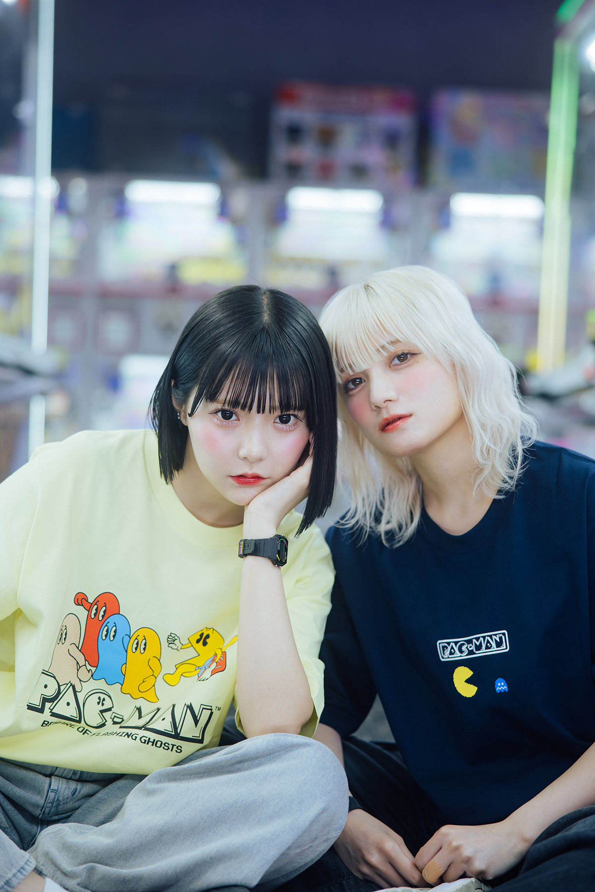 GUと「パックマン」コラボアイテムを着用しポーズを決める福山梨乃さん&宮野静さん