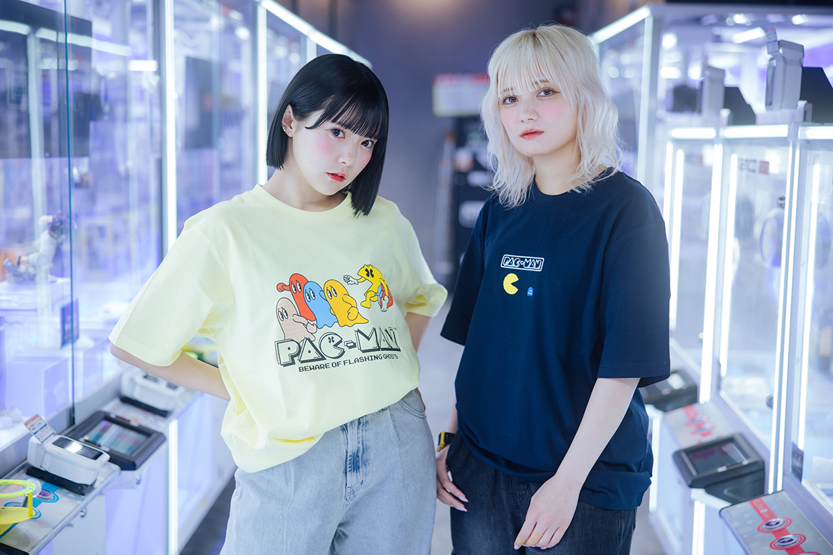 GUと「パックマン」コラボアイテムを着用する福山梨乃さん&宮野静さん