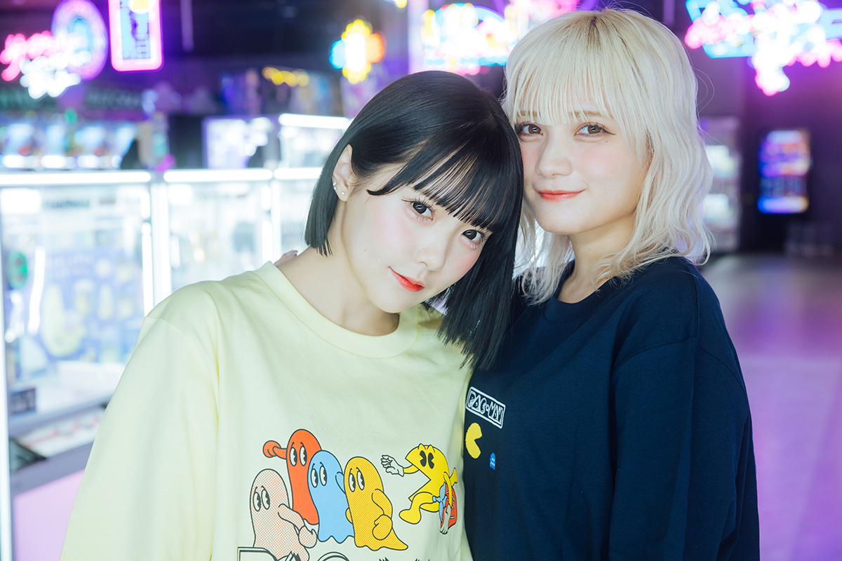 GUと「パックマン」コラボアイテムを着用し微笑む福山梨乃さん&宮野静さん