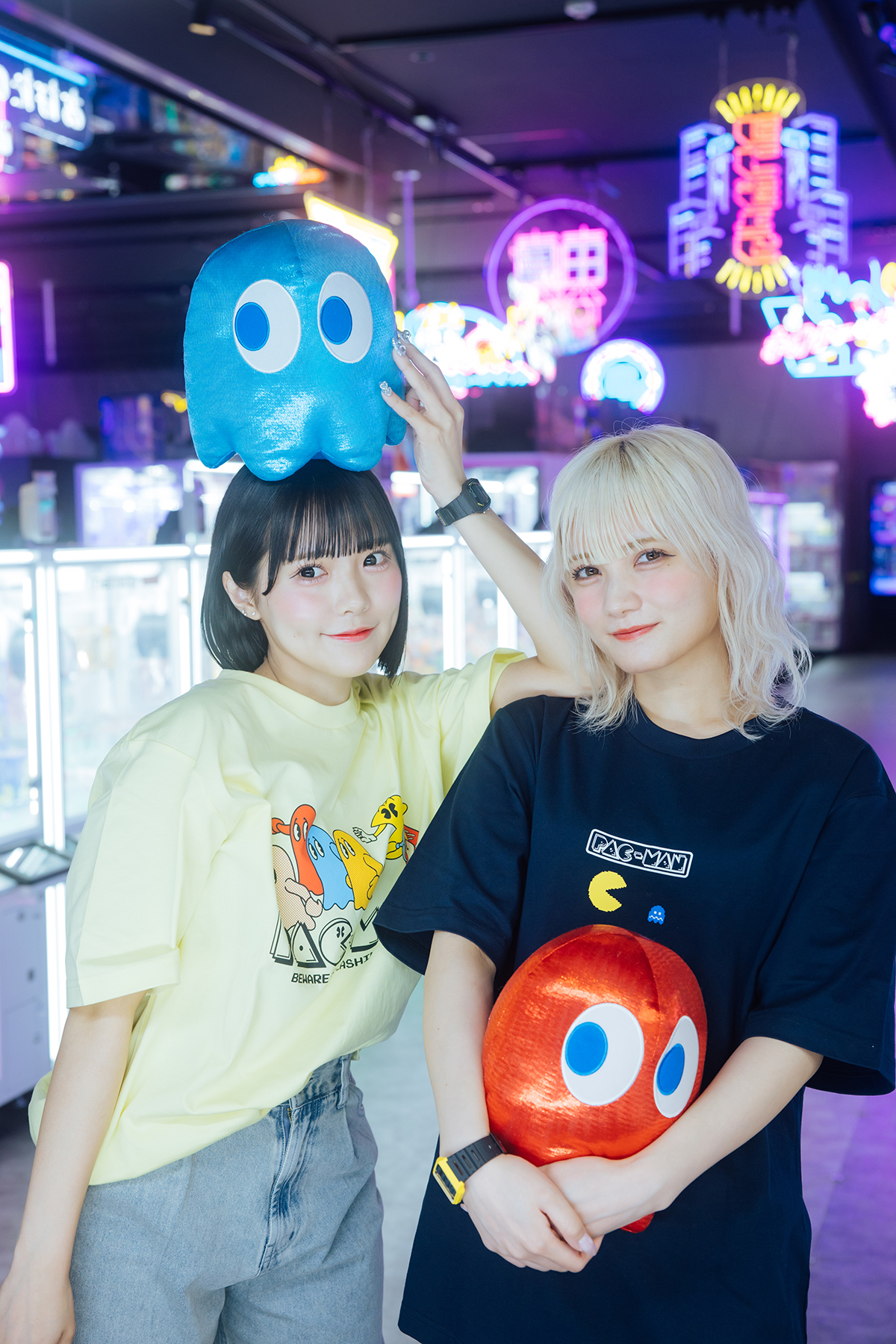 ゴーストぬいぐるみを持つCANDY TUNEの福山梨乃さん&宮野静さん