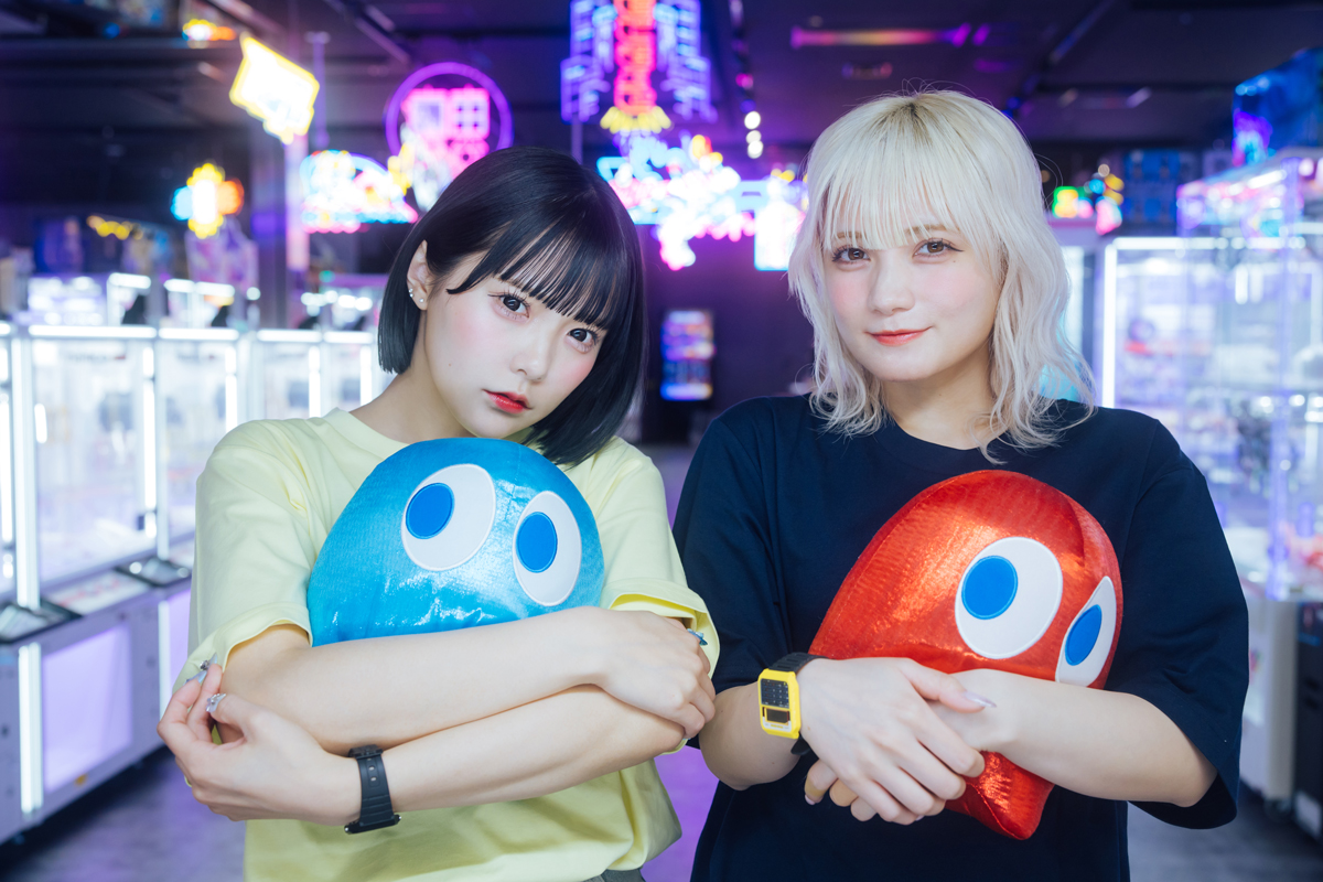 ゴーストぬいぐるみを抱えるCANDY TUNEの福山梨乃さん&宮野静さん