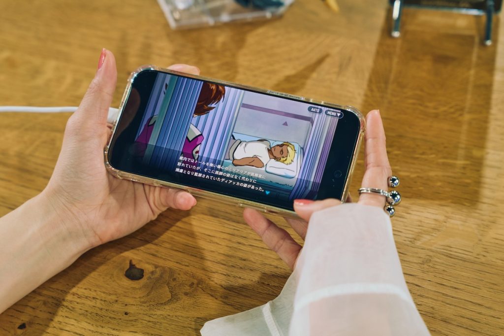 スマホで操作している様子